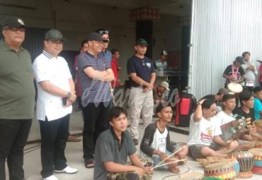 Gubernur Bengkulu (Dr. H. Rohidin Mersyah) tampak santai menggunakan kaos saat mengecek kesiapan festival Doll