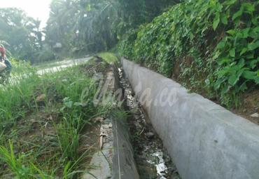 Warga keluhkan paket pembangunan siring drainase yang di kerjakan asal-asalan oleh pihak kontraktor