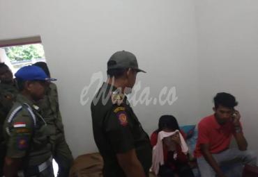 Satu pasangan saat digerebek disebuah penginapan Kecamatan Bone-Bone, Sulawesi Selatan