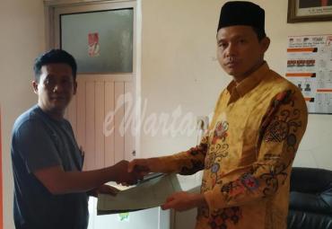 Penyerahan surat pergantian Alm Ahzan Yoris diterima Ketua KPU Seluma, Sarjan Efendi