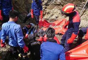 Proses evakuasi jasad korban oleh Tim SAR gabungan