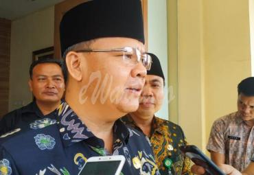 Gubernur Bengkulu (Dr. H. Rohidin Mersyah) saat memberikan keterangan kepada awak media
