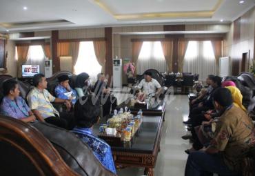 Gubernur Bengkulu Rohidin Mersyah pada audiensi dengan Pimpinan Bank BTN beserta Perum Percetakan Uang Republik Indonesia (PERURI) terkait kegiatan BUMN Untuk Negeri dan Diskusi Tentang Dana CSR dari Bank BTN untuk Pembuatan Patung Fatmawati, di Ruang Kerja Gubernur Bengkulu