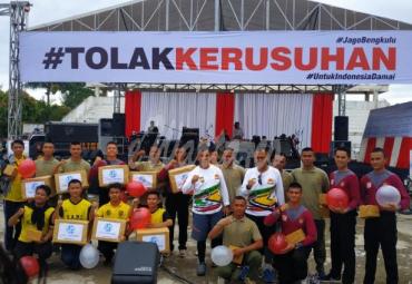 Kapolda Bengkulu berswafoto bersama para pemenang yang beruntung mendapatkan doorprise dalam acara Deklarasi Tolak Kerusuhan, Fun Bike dan Olah Raga bersama