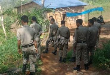 Puluhan anggota Satpol PP diturunkan untuk mendatangi dan melakukan sosialisasi kepada pemilik dan penghuni bangunan