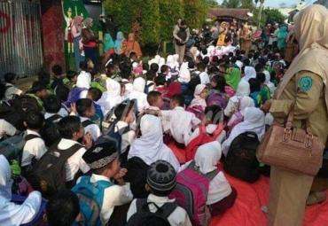 Disegel! Siswa-Siswi SD Negeri 62 Kota Bengkulu belajar ditengah jalan dibawah teriknya matahari, Foto dokumen Senin (22/7). 