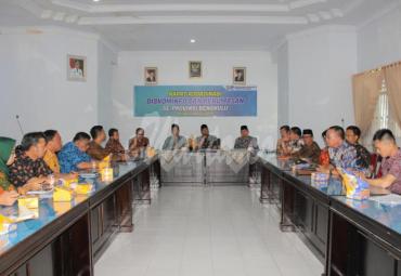 Kepala Dinas Komunikasi, Informatika dan Statistik Provinsi Bengkulu Jaduliwan memimpin Rapat Koordinasi Diskominfo dan Kehumasan Se-Provinsi Bengkulu, Kamis (4/7) yang di hadiri oleh perwakilan Dinas Kominfo Kabupaten/Kota se Provinsi Bengkulu bertempat di Aula Diskominfotik Provinsi Bengkulu.
