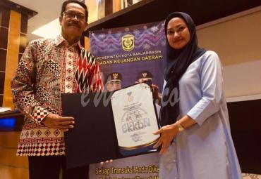 Penyerahan penghargaan diterima langsung oleh Bupati Luwu Utara Indah Putri Indriani