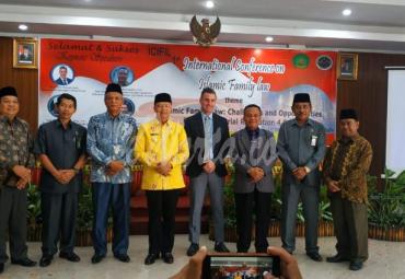 Gubernur Bengkulu (Dr. H. Rohidin Mersyah) dan ADHKI berswafoto bersama