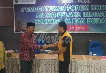Penyerahan secara simbolis, oleh Sesda Kota Bengkulu sebagai tanda peserta forum komunikasi antar pelaku industri pariwisata dan budaya, Bengkulu, Kamis (18/7/2019)