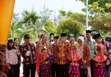 Gubernur Bengkulu Rohidin Mersyah didampingi Ketua Pelaksana Calendar of Event (CEO) Wonderful Indonesia Esthy Reko Astuty beserta tamu VVIP membuka secara resmi Festival Bumi Rafflesia Tahun 2019 dengan simbol penabuhan alat musik Dol secara bersama-sama. 