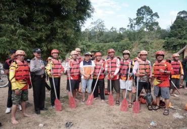 Bupati Bengkulu Selatan berswafoto bersama
