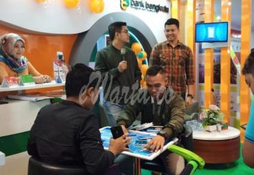 Tampak pengunjung memadati dan membuka rekening tabungan Bank Bengkulu di Stand Festival Bumi Raflesia, Minggu (21/7/2019) malam.