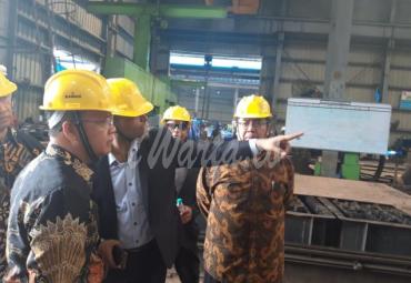 Memastikan kesiapan beroperasinya pabrik tersebut, Gubernur Bengkulu Rohidin Mersyah menilik pembuatan pabrikasi mesin pengolah yang dibuat di Kumar Metal Industries.
