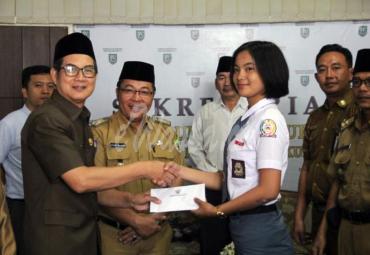Asisten 3 Pemprov Bengkulu Lepas dua pelajar Paskibraka Nasional yang akan bertugas pada HUT RI tanggal 17 Agustus mendatang 