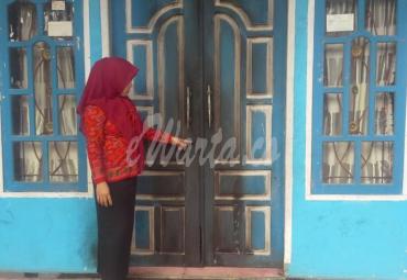 Seorang perangkat Desa menunjukan bekas pembakaran yang berhasil dipadamkan warga, Rabu (24/7) malam.