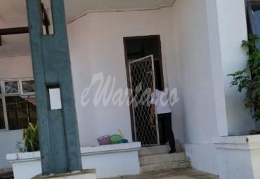Salah satu ASN Setwan DPRD Seluma saat memasuki gedung paripurna, menjalani pemeriksaan penyidik