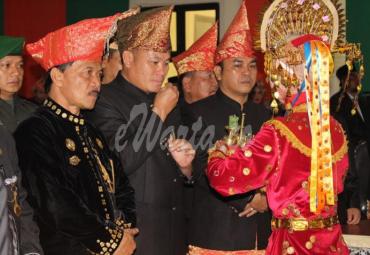 Kedatangan Bupati dan Wakil Bupati disambut Tari pedang dan tarian sambutan 