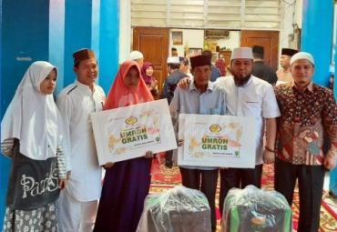 Hal ini ditandai dengan penyerahkan secara simbolis umroh untuk orangtua Mayang Sari pada saat buka puasa bersama di SMP Negeri 1 Kota Bengkulu, Sabtu (10/8/2019).