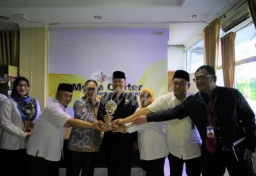 Gubernur Bengkulu (Dr. H. Rohidin Mersyah) usai menggelar konferensi pers bersama awak media