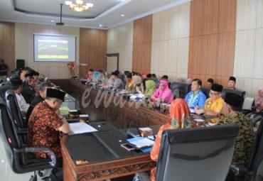 Sekretaris Daerah Provinsi Bengkulu Nopian Andusti saat pemimpin rapat besar bersama Festival Tabut 2019 didampingi Asisten II Yuliswani di lantai II kantor Gubernur Bengkulu, 01/08.