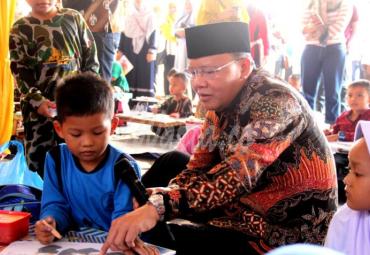 Gubernur Bengkulu Rohidin Mersyah usai melepas Karnaval Paud Se-Kota Bengkulu, Membuka Lomba Mewarnai, Kampung Dongeng, Atraksi Sulap dan Pengukuhan Forum Anak Daerah Provinsi Bengkulu, dalam rangka Peringatan HAN 2019 Provinsi Bengkulu, di Halaman Kantor Gubernur Bengkulu, Sabtu (03/08).