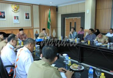 Rohidin Mersyah memimpin rapat kesiapan jajaran pemerintah Bengkulu menerima kedatangan para calon investor tersebut yang dihadiri kepala OPD terkait. Dirinya meminta seluruh pihak  menyiapkan data mengenai potensi investasi beserta tim  yang akan mendampingi saat survey ke lapangan. 