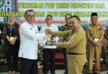 Sekda Nopian Andusti membuka Sekolah Lapangan Iklim (SLI), Sosialisasi Agroklimat, Penandatanganan MoU dengan Stakeholder BMKG dan Peresmian Kantor PTSP BMKG Bengkulu, di ruang pertemuan salah satu Hotel di Kota Bengkulu, Selasa (06/08).