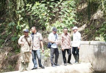Bupati Bengkulu Selatan, Gusnan Mulyadi langsung turun dan memberikan bantuan pompa air