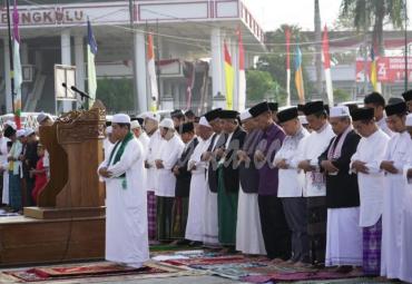 Gubernur Bengkulu Rohidin Mersyah beserta keluarga melaksanakan Shalat Ied di Masjid Raya Baitul Izzah, Minggu(11/8).