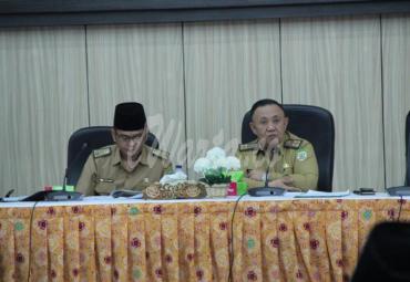 Sekda Provinsi Bengkulu, Nopian Andusti saat memimpin rapat persiapan kehadiran Tim EKKPD