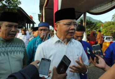 Gubernur Bengkulu (Dr. H. Rohidin Mersyah) saat memberikan keterangan kepada awak media