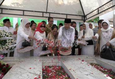 Gubernur Bengkulu Rohidin Mersyah pimpin ziarah ke makam pahlawan nasional penjahit Sang Saka Merah Puyih Fatmawati Soekarno, di TPU Karet Bivak Jakarta, Selasa (13/8).