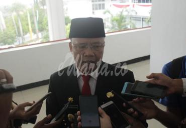 Gubernur Bengkulu (Dr. H. Rohidin Mersyah) saat memberikan kererangan kepada awak media