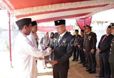 Bupati menyerahkan SK Remisi secara simbolis dan uang santunan untuk 130 Nara Pidana di Bengkulu Selatan