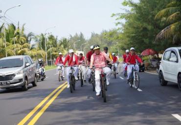 Santai, Gubernur Bengkulu Rohidin Mersyah bersepeda menuju ke obyek wisata Pantai Panjang Bengkulu, Minggu (18/8).