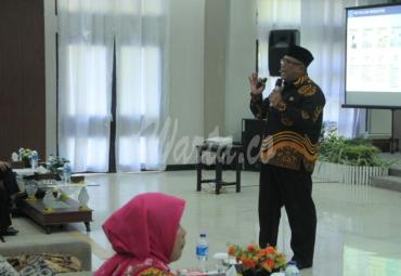 Kadiskominfotik Provinsi Bengkulu, sampaikan materi seminar di depan ratusan wisudawan/wisudawati Universitas Terbuka