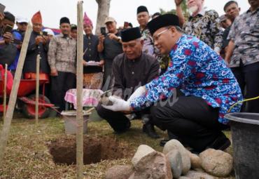 Gubernur dan rombongan hadir memenuhi janji peletakan batu pertama pembangunan klinik Muhammadiyah Surya Kelam Tengah. 