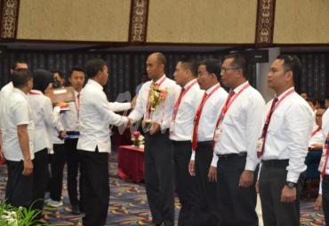 Penyerahan Penghargaan Kepada Polda - Polda yang meraih prestasi tersebut dilakukan langsung oleh Kabareskrim Polri Komjen Pol. Drs. Idham Azis., M.Si., disaksikan oleh seluruh peserta rakernis Tipikor Bareskrim Polri yakni para Direktur Kriminal Khusus Polda, Kasubdit Tipikor, serta para penyidik Tipikor Polda.