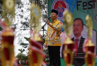 Rohidin mengapresiasi inovasi karya-karya pemuda Bengkulu yang dipamerkan pada stand Festival Pemuda Kreatif di Taman Pantai Berkas Kota Bengkulu, (1/9)