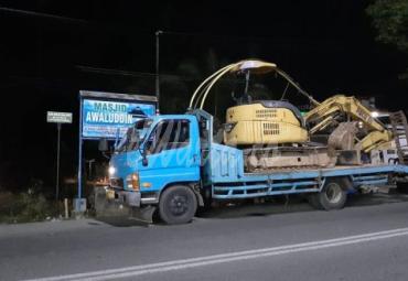 Pemkot respon cepat dengan menurunkan alat berat untuk membersihkan tumpukan sampah yang susah menggunung dan menimbulkan bau tak sedap