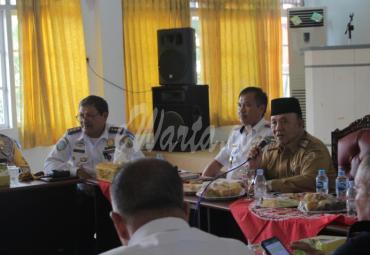 Sekda dan Dishub tindakan tegas perlu dilakukan mulai dari hulu (pangkal), yaitu pihak perusahaan yang harus menekankan kepada jasa angkutan yang mengangkut barang hasil tambang, ataupun perkebunan.