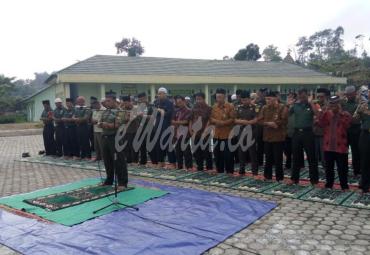 Ratusan anggota Kodim 0425 bersama FKPD Seluma gelar Sholat Istisqa