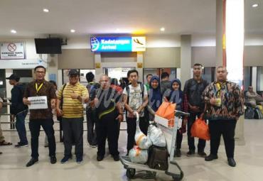 Tim LO Dinas Kominfo Provinsi Bengkulu saat melakukan penjemputan tamu peserta GTTG ke Bandara Fatmawati Bengkulu