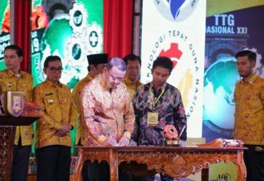 Gubernur Bengkulu Rohidin Mersyah mengatakan, tentu pertemuan ini akan semakin produktif, selain sebagai forum silaturahmi, bertukar informasi, saling memotivasi dan memberikan inspirasi dalam berbagai karya pedesaan di wilayah kerja masing-masing.