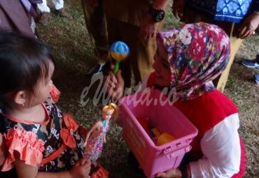 Istri Bupati Bengkulu Selatan, Lena Gusnan tampak memberikan mainan kepada anak-anak yang ikut hadir