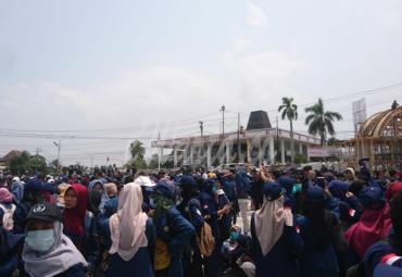 Ribuan Mahasiswa Bengkulu turun kejalan tolak RUU KUHP dan Revisi UU KPK, Selasa (24/9).