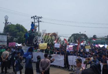 Ribuan mahasiswa Bengkulu terus berdatangan berorasi di depan Kantor DPRD Bengkulu