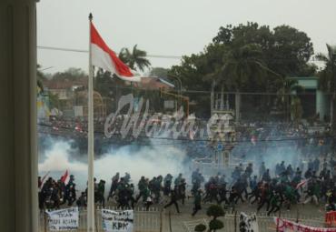 Bentrok, aparat kepolisian terpaksa keluarkan tembakan gas air mata