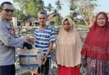 Penyerahan bantuan secara simbolis kepada korban kebakaran rumah, Kamis (26/9).